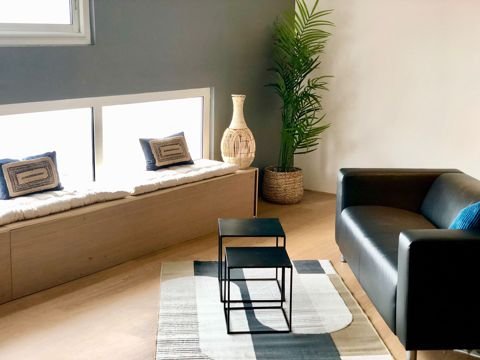 Coin détente de la salle de réunion Mididix, canapé et banquette